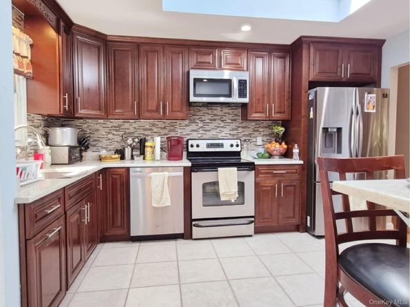 40 Pauls Path, Coram NY 11727