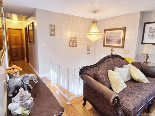 40 Pauls Path, Coram NY 11727