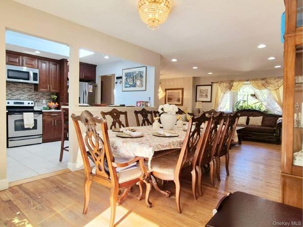 40 Pauls Path, Coram NY 11727