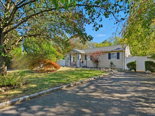 1537 N Thompson Drive, Bay Shore NY 11706