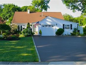 40 Straw Lane, Islandia NY 11749