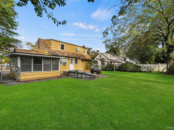 32 Phelps Lane, North Babylon NY 11703