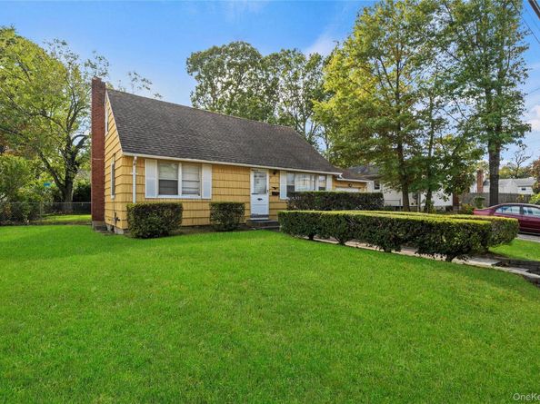 32 Phelps Lane, North Babylon NY 11703