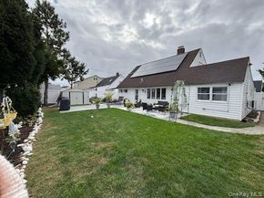 25 Arcadia Lane, Hicksville NY 11801