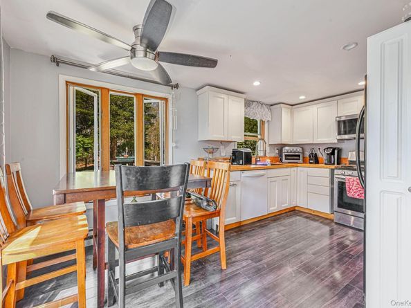 86 Abinet Ct, Selden NY 11784