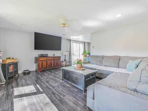 86 Abinet Ct, Selden NY 11784
