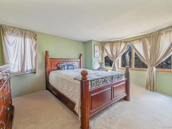 86 Abinet Ct, Selden NY 11784