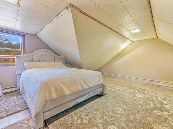 86 Abinet Ct, Selden NY 11784