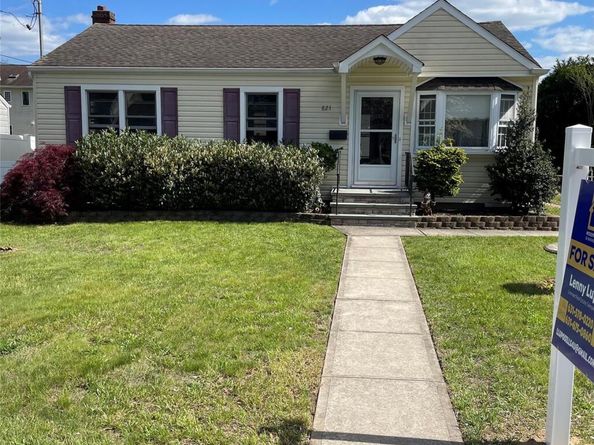 821 10th Street, West Babylon NY 11704
