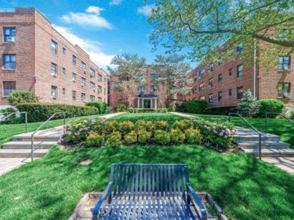 15 Canterbury Road C23, Great Neck NY 11021