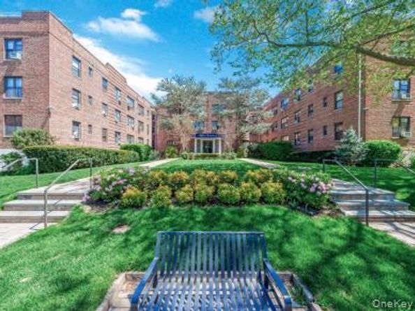 15 Canterbury Road C23, Great Neck NY 11021