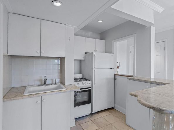 15 Canterbury Road C23, Great Neck NY 11021