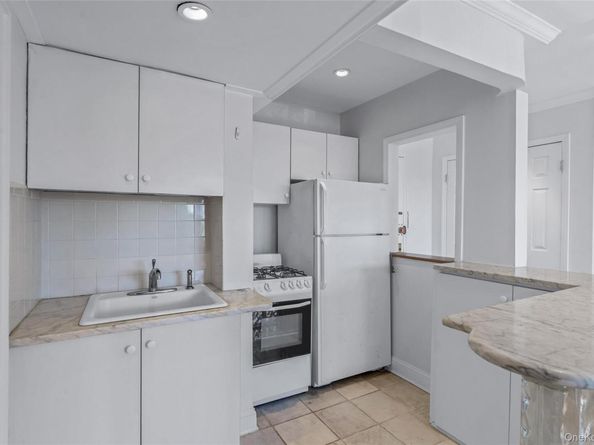 15 Canterbury Road C23, Great Neck NY 11021