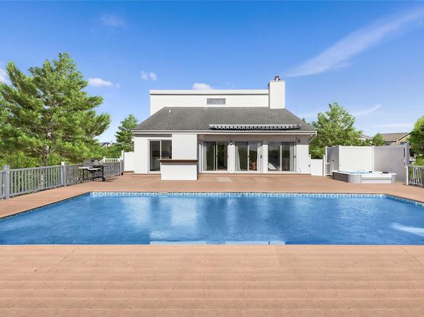 16 Meadow Lane, Westhampton Beach NY 11978