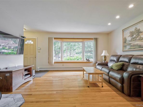287 4th Avenue, Saint James NY 11780
