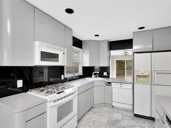 8 Beach Manor Court, West Islip NY 11795