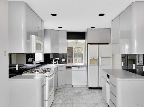 8 Beach Manor Court, West Islip NY 11795