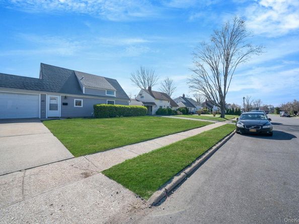 45 Cobalt Lane, Westbury NY 11590