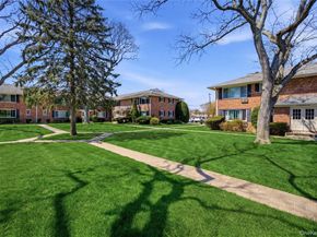 51 Edmunton Drive F18, North Babylon NY 11703