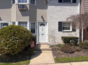31-36 Wilshire Ln 3136, Oakdale NY 11769