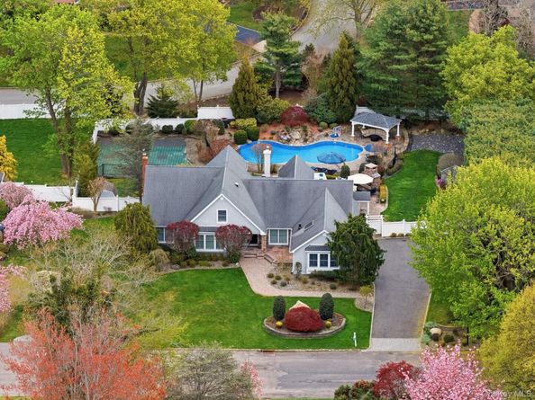 9 Sage Brush Court, East Setauket NY 11733