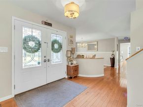 18 Daisy Court, Farmingdale NY 11735