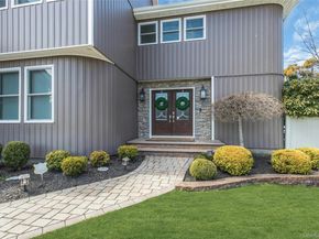 18 Daisy Court, Farmingdale NY 11735