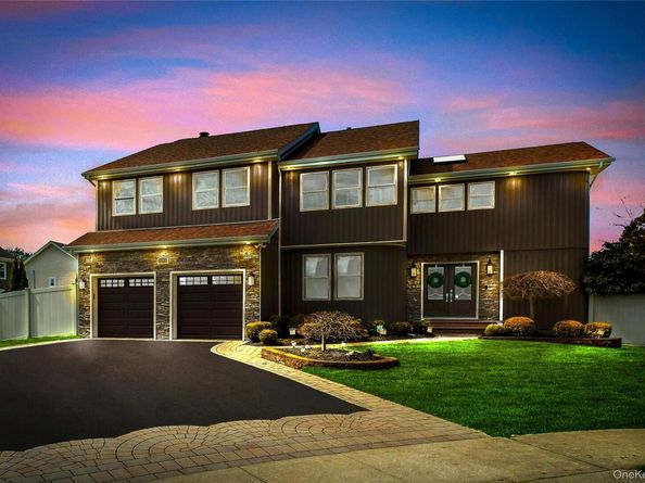 18 Daisy Court, Farmingdale NY 11735
