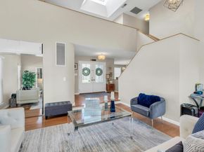 18 Daisy Court, Farmingdale NY 11735
