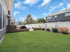 18 Daisy Court, Farmingdale NY 11735