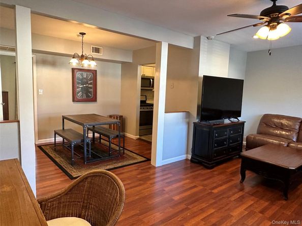 94 Bailey Court 94, Middle Island NY 11953