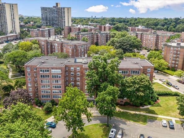 211-10 18th Avenue 2J, Bayside NY 11360