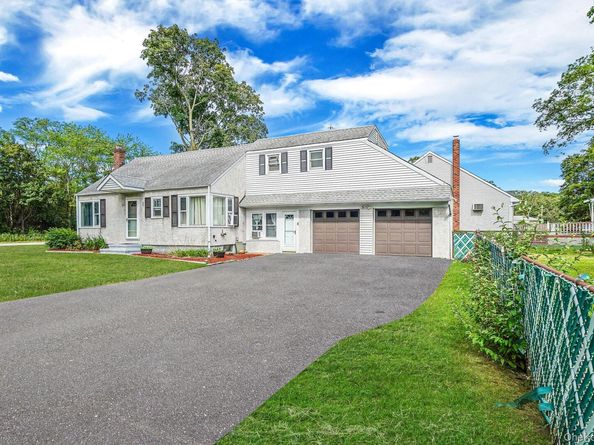 2581 Locust Avenue, Ronkonkoma NY 11779