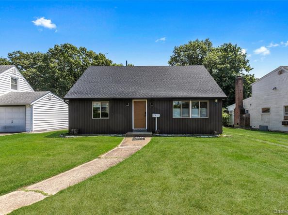 65 Oak Ridge Lane, Albertson NY 11507