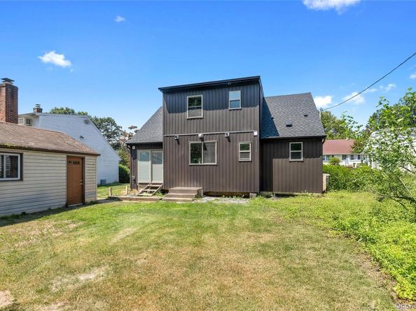 65 Oak Ridge Lane, Albertson NY 11507