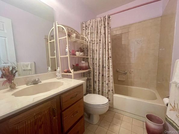 42 Primrose Lane 42, North Babylon NY 11703