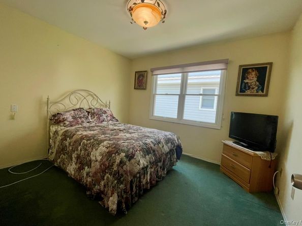 42 Primrose Lane 42, North Babylon NY 11703