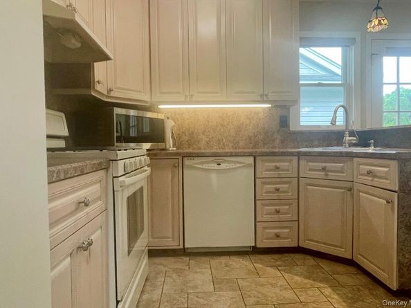 42 Primrose Lane 42, North Babylon NY 11703