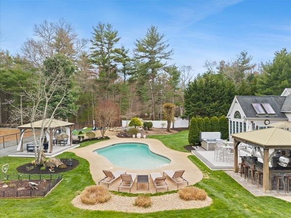 35 Nestlenook Dr, Middleboro MA 02346