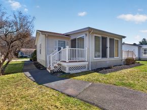89 Trailwood Dr, Bridgewater MA 02324