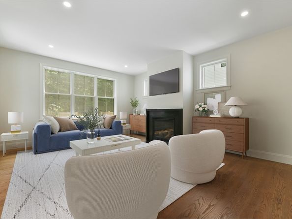 132 Hillside Ave 132, Needham MA 02494