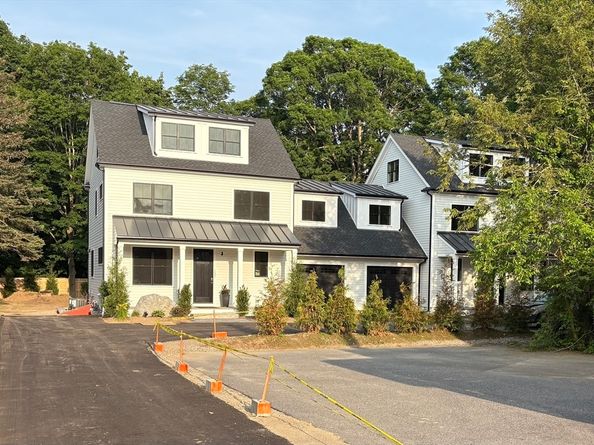 132 Hillside Ave 132, Needham MA 02494