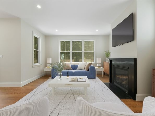 132 Hillside Ave 132, Needham MA 02494