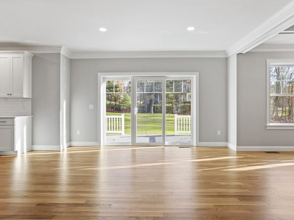 3 Colonel Rolls Dr, Westford MA 01886