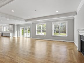 3 Colonel Rolls Dr, Westford MA 01886