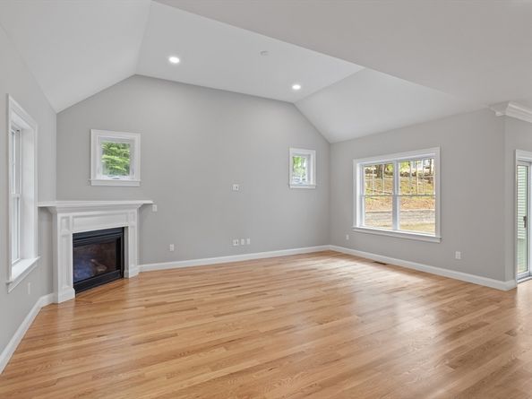 3 Colonel Rolls Dr, Westford MA 01886