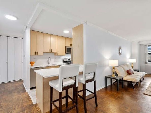 2 Hawthorne Pl 6D, Boston MA 02114