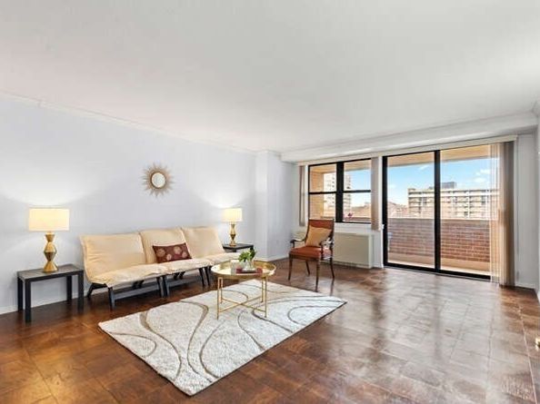 2 Hawthorne Pl 6D, Boston MA 02114
