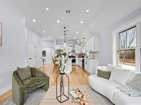 69 Readville St B, Boston MA 02136