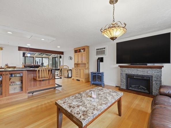 128 Derby St, Worcester MA 01604